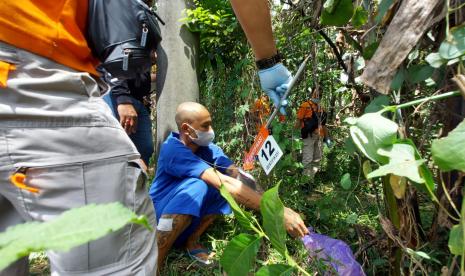 Tersangka kasus pembunuhan dan mutilasi, Imam Sobari (32) berpakaian tahanan Polres Semarang melakukan beberapa adegan saat digelar rekonstruksi kasus pembunuhan dan mutilasi di lokasi pembunuhan dan pembuangan potongan tubuh korban, di lingkungan Desa Jatijajar, Kecamatan Bergas , Kabupaten Semarang, Kamis (28/7).