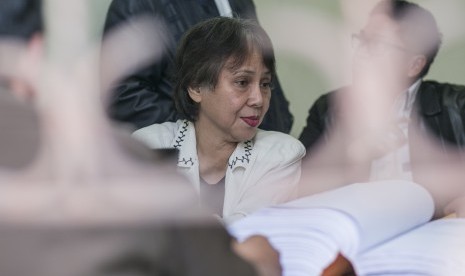 Tersangka kasus pembunuhan Engeline, Margriet Megawe (tengah) diperiksa petugas kejaksaan saat pelimpahan kasusnya dari Polda Bali ke Kejaksaan Negeri Denpasar, Senin (7/9). 