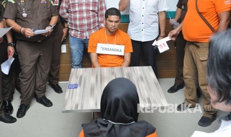 Tersangka kasus pembunuhan Hakim Pengadilan Negeri Medan, Jefri Pratama memperagakan adegan tempat bertemunya dengan Zuraida Hanum yang juga istri korban Jamaluddin saat rekonstruksi atau reka ulang di salah satu restoran Jalan Ringroad Medan, Sumatera Utara, Senin (13/1/2020). 