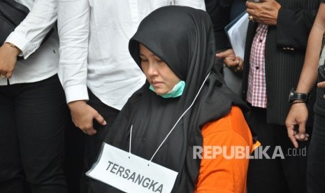 Tersangka kasus pembunuhan Hakim Pengadilan Negeri Medan, Zuraida Hanum yang juga istri korban Jamaluddin memperagakan adegan tempat bertemunya dengan seorang eksekutor saat rekonstruksi atau reka ulang di salah satu restoran Jalan Ringroad Medan, Sumatera Utara, Senin (13/1/2020). 