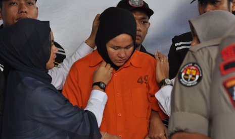 Tersangka kasus pembunuhan Hakim Pengadilan Negeri (PN) Medan  yang juga istri korban dihadirkan polisi ketika gelar kasus di Mapolda Sumatera Utara, Medan, Sumatera Utara, Rabu (8/1/2020). Hakim PN Medan meninggal akibat dibunuh di November tahun lalu.