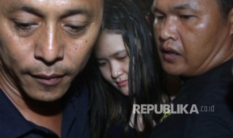 Tersangka kasus pembunuhan Wayan Mirna Salihin, Jessica Kumala Wongso (tengah), dikawal petugas menuju ruang tahanan di gedung Direktorat Reserse Kriminal Umum Polda Metro Jaya, Jakarta, Sabtu (30/1) malam.Republika/Rakhmawaty La'lang