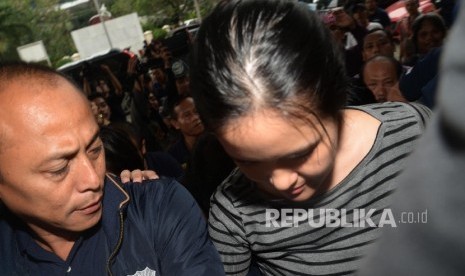 Tersangka kasus pembunuhan Wayan Mirna Salihin, Jessica Kumala Wongso (tengah) dikawal petugas saat tiba di Kejaksaan Negeri Jakarta Pusat untuk dibawa ke Rutan Pondok Bambu, Jakarta, Jumat (27/5).  (Republika/ Yasin Habibi)