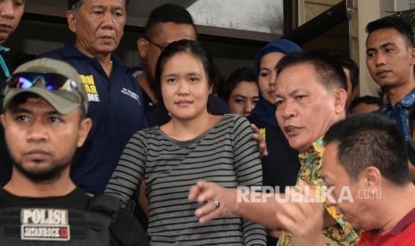 Tersangka kasus pembunuhan Wayan Mirna Salihin, Jessica Kumala Wongso (tengah) dikawal petugas keluar dari Kejaksaan Negeri Jakarta Pusat untuk dibawa ke Rutan Pondok Bambu, Jakarta, Jumat (27/5)