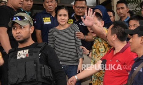 Tersangka kasus pembunuhan Wayan Mirna Salihin, Jessica Kumala Wongso (tengah) dikawal petugas keluar dari Kejaksaan Negeri Jakarta Pusat untuk dibawa ke Rutan Pondok Bambu, Jakarta, Jumat (27/5)