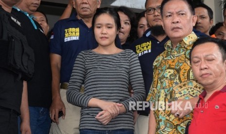 Tersangka kasus pembunuhan Wayan Mirna Salihin, Jessica Kumala Wongso (tengah) dikawal petugas keluar dari Kejaksaan Negeri Jakarta Pusat untuk dibawa ke Rutan Pondok Bambu, Jakarta, Jumat (27/5)