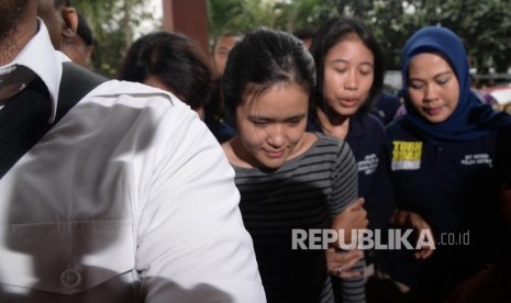 Tersangka kasus pembunuhan Wayan Mirna Salihin, Jessica Kumala Wongso (tengah) dikawal petugas keluar dari Kejaksaan Negeri Jakarta Pusat untuk dibawa ke Rutan Pondok Bambu, Jakarta, Jumat (27/5)