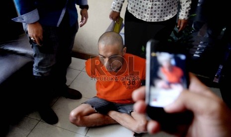 Tersangka kasus pencabulan anak berinisial M dan barang bukti ditunjukkan saat gelar perkara kasus pencabulan anak di Polres Metro Jakarta Selatan, Jakarta, Selasa (27/10). (Republika/Yasin Habibi)