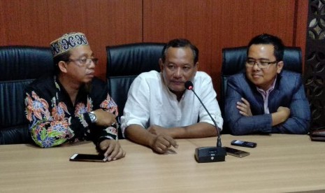 Tersangka kasus pengaturan skor Vigit Waluyo (tengah) seusai menjalani pemeriksaan oleh Satgas Antimafia Bola di Mapolda Jatim, Surabaya, Kamis (24/1).