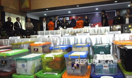 Tersangka kasus penipuan calon jamaah umrah, Andika Surachman, Anniesa Desvitasari Hasibuan, dan Siti Nuraidah Hasibuan diperlihatkan pihak kepolisian saat acara rilis tentang kasus dugaan penipuan perjalanan ibadah umrah First Travel di Kantor Bareskrim Polri Gambir, Jakarta Pusat (Ilustrasi)