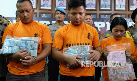 Polisi menunjukkan tersangka kasus perampokan (ilustrasi).