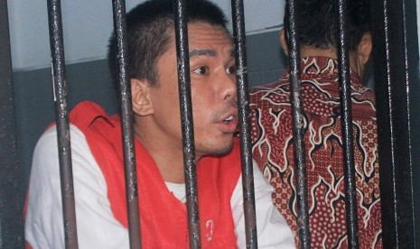 Tersangka kasus prostitusi yang melibatkan artis, RA alias Robbie Abbas, menunggu waktu persidangan perdana di Pengadilan Negeri Jakarta Selatan, Jakarta, Selasa (18/8).