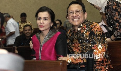  Tersangka kasus suap gula impor Irman Gusman didampingi istrinya Liestyana RIzal Gusman jelang menjalani sidang perdana di Pengadilan Negeri Tipikor, Jakarta, Selasa (8/11). 