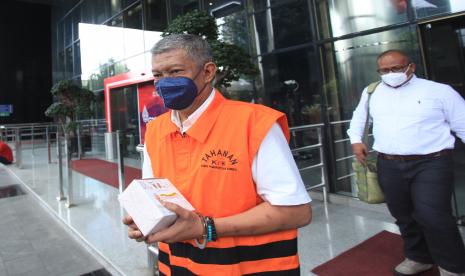 Tersangka kasus suap Haryadi Suyuti (kiri) berjalan menuju mobil tahanan usai menjalani pemeriksaan di Gedung Merah Putih KPK, Jakarta, Jumat (30/9/2022). Mantan Wali Kota Yogyakarta periode 2012 - 2022 tersebut diperiksa sebagai tersangka terkait kasus dugaan suap pengurusan izin mendirikan bangunan (IMB) ke Dinas Penanaman Modal dan PTSP Pemkot Yogyakarta untuk proyek pembangunan apartemen Royal Kedhaton yang berada di kawasan Malioboro dan termasuk dalam wilayah cagar budaya. 