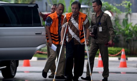 Tersangka kasus suap pekerjaan pembangunan infrastruktur di Kabupaten Batubara Helman Herdady (kedua kanan) dan Syaiful Azhar (kedua kiri) tiba untuk menjalani pemeriksaan lanjutan di gedung KPK, Jakarta, Senin (23/10).