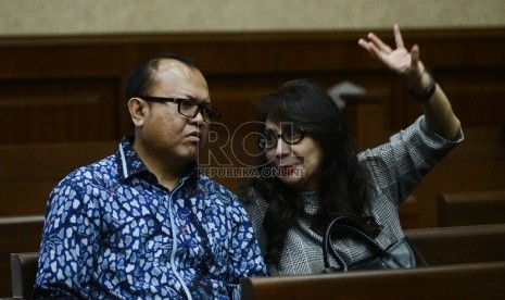 Tersangka kasus suap terkait dana bansos DPRD Sumatra Utara, Patrice Rio Capella (kiri) berbincang bersama Istrinya sebelum mengikuti sidang dengan agenda pembacaan pledoi di Gedung Tindak Pidana Korupsi (Tipikor), Jakarta, Senin (14/12).