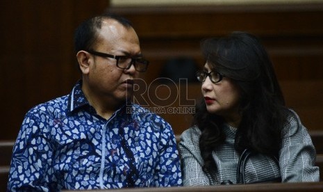 Tersangka kasus suap terkait dana bansos DPRD Sumatera Utara, Patrice Rio Capella (kiri) berbincang bersama Istrinya sebelum mengikuti sidang dengan agenda pembacaan pledoi di Gedung Tindak Pidana Korupsi (Tipikor), Jakarta, Senin (14/12).