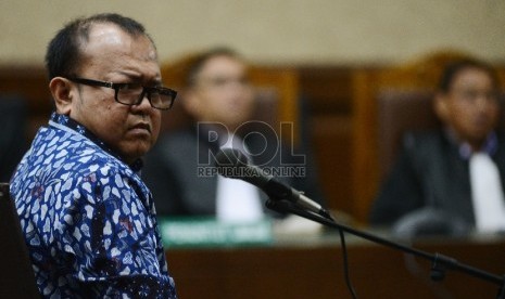 Tersangka kasus suap terkait dana bansos DPRD Sumatera Utara, Patrice Rio Capella mengikuti sidang dengan agenda pembacaan pledoi di Gedung Tindak Pidana Korupsi (Tipikor), Jakarta, Senin (14/12). 