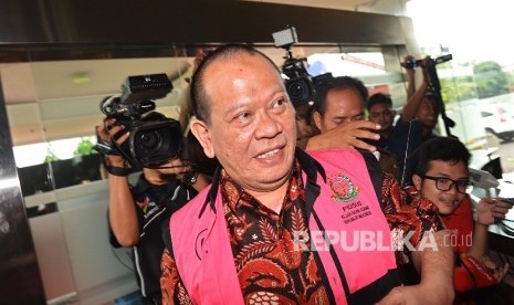  Tersangka kasus tindak pidana korupsi dana hibah Kadin Jawa Timur La Nyalla Mattaliti menjalani pemeriksaan di Jam Pidsus Kejaksaan Agung, Jakarta, Kamis (9/6).(Republika/Raisan Al Farisi)