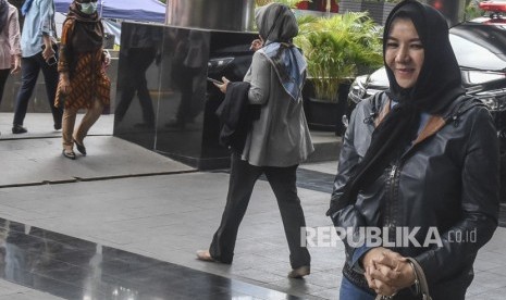 Tersangka kasus tindak pidana pencucian uang (TPPU) senilai Rp436 miliar Rita Widyasari berjalan untuk menjalanin pemeriksaan di gedung KPK, Jakarta, Jumat (19/7/2019). 