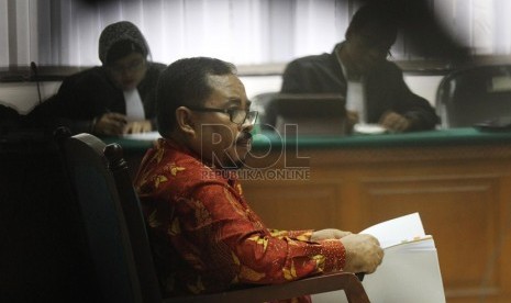  Tersangka korupsi dan pencucian uang Luthfi Hasan Ishaaq menjalani sidang pembacaan eksepsi di Pengadilan Tipikor, Jakarta, Senin (1/7).      (Republika/Adhi Wicaksono)