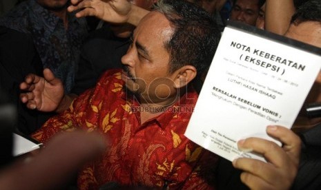  Tersangka korupsi dan pencucian uang Luthfi Hasan Ishaaq menjalani sidang pembacaan eksepsi di Pengadilan Tipikor, Jakarta, Senin (1/7).      (Republika/Adhi Wicaksono)