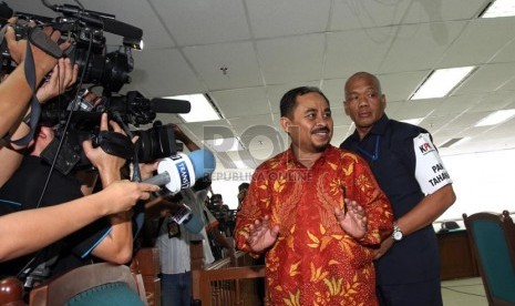  Tersangka korupsi dan pencucian uang Luthfi Hasan Ishaaq menjalani sidang pembacaan eksepsi di Pengadilan Tipikor, Jakarta, Senin (1/7).      (Republika/Adhi Wicaksono)