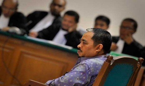 Tersangka korupsi dan pencucian uang, Luthfi Hasan Ishaaq menjalani sidang perdana dengan agenda pembacaan dakwaan di Pengadilan Tiipikor, Jakarta, Senin (24/6). 