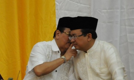 Tersangka korupsi pengadaan Alquran Kementerian Agama, Zulkarnaen Djabar (kiri) dan Wakil Ketua DPR Priyo Budi Santoso (kanan)