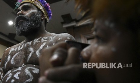 Tersangka makar Dano Tabuni (kiri) menunggu dimulainya sidang dakwaan di Pengadilan Negeri Jakarta Pusat, Jakarta, Kamis (19/12/2019).