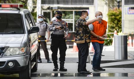 Tersangka mantan Kepala Divisi Konstruksi VI PT Adhi Karya Persero, Dono Purwoko (kanan) tiba untuk menjalani pemeriksaan di gedung KPK, Jakarta, Jumat (7/1/2022). Penyidik memeriksa Dono Purwoko dalam perkara dugaan korupsi terkait pengadaan dan pekerjaan konstruksi pembangunan gedung kampus Institut Pemerintahan Dalam Negeri (IPDN) Minahasa, Sulawesi Utara, pada Kementerian Dalam Negeri Republik Indonesia TA 2011. 