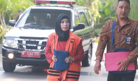 Tersangka Marketing Manager PT Humpuss Transportasi Kimia Asty Winasti (kiri) berjalan memasuki gedung KPK dengan pengawalan petugas untuk menjalani pemeriksaan di Jakarta, Senin (6/5/2019).