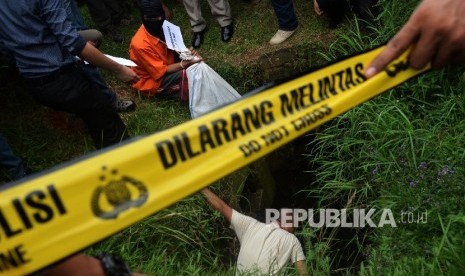 Tersangka melakukan proses rekontruksi pencurian kabel di gorong-gorong di kawasan Jalan Medan Merdeka Selatan, Jakarta, Selasa (15/3).