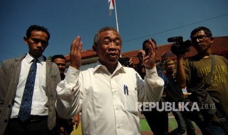 Nurul Qomar, kini ditahan di Lembaga Pemasyarakatan Kelas-IIB, Brebes, Jawa Tengah. Foto Nurul Qomar (tengah) saat berdoa usai menjalani pemeriksaan di Kejaksaan Negeri Brebes, Jawa Tengah (ilustrasi) 