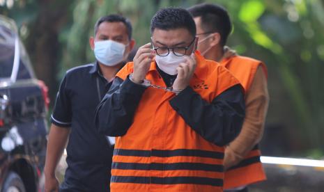 Tersangka pegawai Badan Pemeriksa Keuangan (BPK) Perwakilan Jawa Barat Hendra Nur Rahmatullah Karwita (tengah) berjalan menuju ruangan untuk menjalani pemeriksaan di Gedung KPK, Jakarta, Selasa (21/6/2022). Hendra Nur menjalani pemeriksaan lanjutan kasus dugaan menerima suap dari Bupati Bogor Ade Yasin untuk meluruskan hasil audit sehingga Pemerintah Kabupaten Bogor kembali mendapatkan predikat WTP untuk Tahun Anggaran 2021.