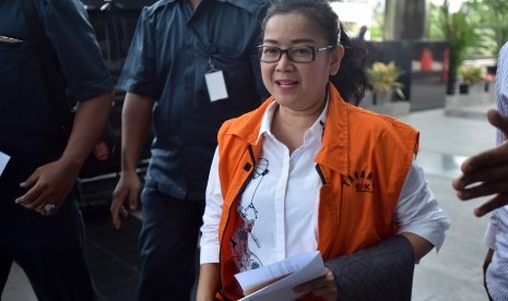 Tersangka pemberi keterangan palsu dalam sidang kasus dugaan korupsi pengadaan e-KTP tahun anggaran 2011-2012, Miryam S Haryani, tiba untuk menjalani pemeriksaan di gedung KPK, Jakarta, Rabu (17/5). 