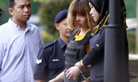 Tersangka pembunuh Kim Jong-nam asal Vietnam Doan Thi Huon (kedua dari kanan) saat keluar dari pengadilan Sepang di Sepang, Malaysia, Rabu (1/3). 