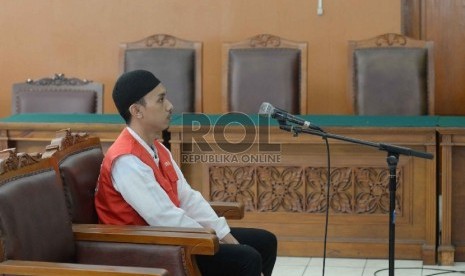 Tersangka pembunuhan Deudeuh Alfi Sahrin alias Tata Chubby, Muhammad Prio Santoso mengikuti sidang perdana di Pengadilan Negeri Jakarta Selatan pada hari ini, Senin (21/9).  (Republika/Yasin Habibi)