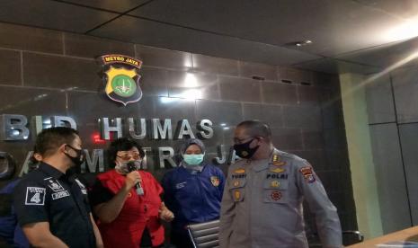 Tersangka pencemaran nama baik terhadap Ahok melalui media sosial Instagram, KS (rompi merah) saat konferensi pers di Mapolda Metro Jaya, Kamis (30/7).