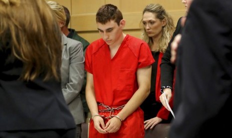 Tersangka penembak sekolah Marjory Stoneman Douglas High School Nikolas Cruz di persidangan di Fort Lauderdale,Florida, Senin (19/2).