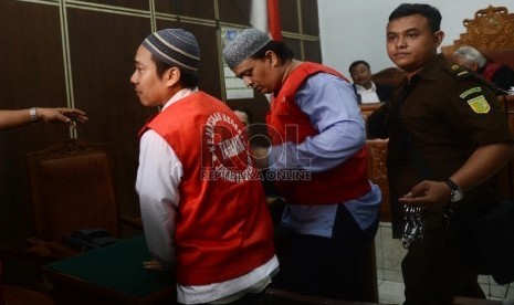 Tersangka pengedar narkotika Sudaryatno (tengah) keluar dari ruangan setelah menjalani sidang dengan agenda pembacaan vonis terhadap tersangka pengedar narkotika di PN Jakarta Selatan, Selasa (3/11).