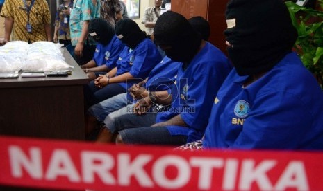 Tersangka pengedar sabu beserta barang bukti ditampilkan saat rilis narkotika di gedung BNN, Jakarta, Jum'at (12/6).(Republika/Yasin Habibi)