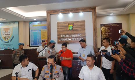 Tersangka pengemudi mobil Fortuner arogan, Giorgio Ramadhan (24 tahun) dihadirkan saat konferensi pers di Markas Polres Metro Jakarta Selatan, Senin (13/2/2023).