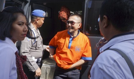 Tersangka penyalahgunaan narkotika, Gatot Brajamusti (kedua kanan) beserta istrinya Dewi Aminah (tengah) keluar dari mobil tahanan di kantor Kejari Mataram, NTB, Rabu (14/12). 