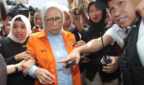     Suspect on hoax case Ratna Sarumpaet (center) escorted by police officers after performing psychological test at Jakarta Metro Police headquarters prison, Jakarta, Wednesday (Oct 10).