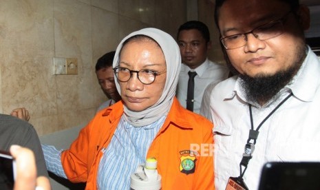 Suspect on hoax case Ratna Sarumpaet (left) 