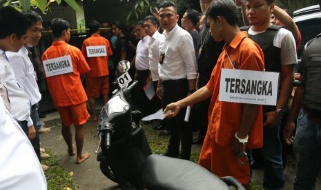 Tersangka perampokan dan pembunuhan satu keluarga memperagakan adegan pada pra rekonstruksi kasus tersebut, di Medan, Sumatera Utara, Senin (2/11).