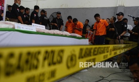  Tersangka peredaran gelap narkoba dihadirkan saat menggelar konferensi pers mengenai pengungkapan kasus narkoba di Cakung, Jakarta Timur, Selasa (24/1). 