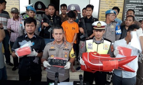 Tersangka perusakan motor saat ditilang polisi meminta maas di Polres Tangerang Selatan. Tersangka terancam hukuman enam tahun penjara.