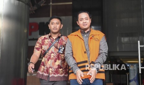 Tersangka yang merupakan Asisten Pribadi Mantan Menpora Imam Nahrawi, Miftahul Ulum (kanan) berjalan meninggalkan gedung KPK usai diperiksa di gedung KPK Jakarta. 